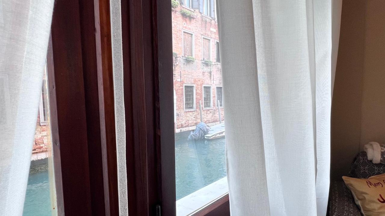 Behind On The Canalside Βενετία Εξωτερικό φωτογραφία