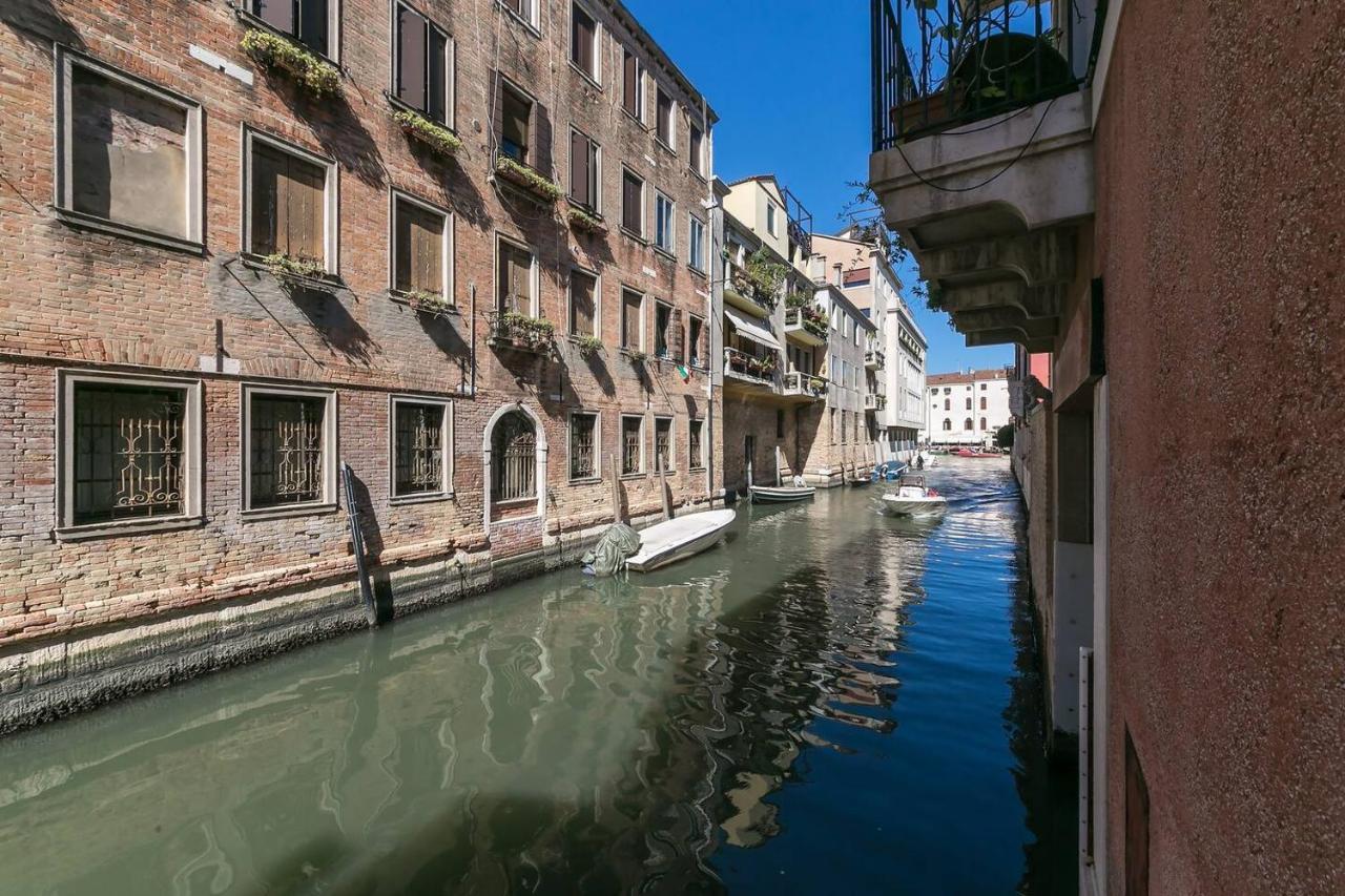 Behind On The Canalside Βενετία Εξωτερικό φωτογραφία